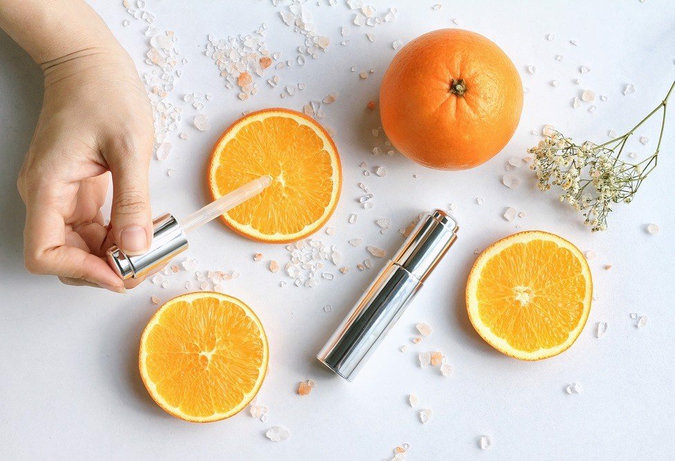 Có lưu ý gì khi dùng serum vitamin C cho da nhạy cảm?
